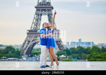 Couple romantique datant sur le point de vue du Trocadéro à Paris, serrant, tour Eiffel est en arrière-plan Banque D'Images