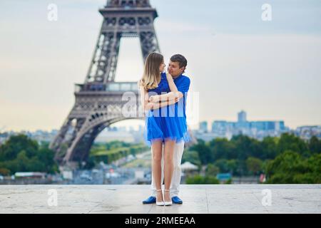 Couple romantique datant sur le point de vue du Trocadéro à Paris, serrant, tour Eiffel est en arrière-plan Banque D'Images