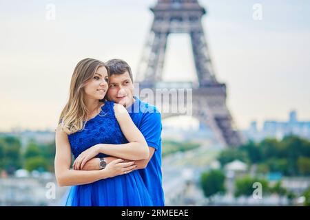 Couple romantique datant sur le point de vue du Trocadéro à Paris, serrant, tour Eiffel est en arrière-plan Banque D'Images