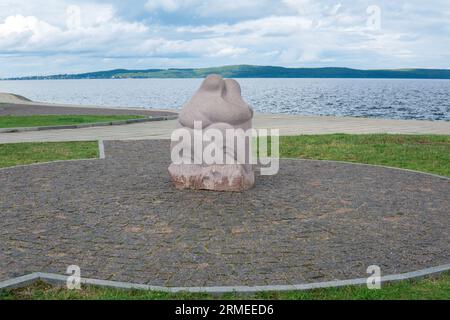 Petrozavodsk, Russie - 30 juillet 2023 : objet d'art moderne, sculpture embrasse sur le remblai de la ville Banque D'Images