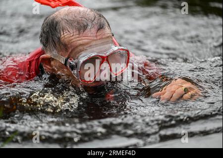 Dimanche 27 août 2023, Llanwrtyd Wells, Mid Wales les Championnats du monde annuels de snorkelling à Llanwrtyd Wells dans le Mid Wales, qui voit les participants essayer de fixer le meilleur temps le long de la tourbière Waen Rhydd à la périphérie de la ville. Banque D'Images