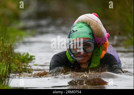 Dimanche 27 août 2023, Llanwrtyd Wells, Mid Wales les Championnats du monde annuels de snorkelling à Llanwrtyd Wells dans le Mid Wales, qui voit les participants essayer de fixer le meilleur temps le long de la tourbière Waen Rhydd à la périphérie de la ville. Banque D'Images