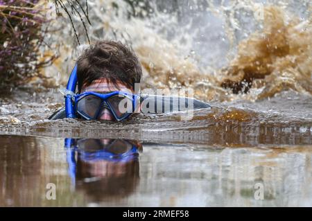 Dimanche 27 août 2023, Llanwrtyd Wells, Mid Wales les Championnats du monde annuels de snorkelling à Llanwrtyd Wells dans le Mid Wales, qui voit les participants essayer de fixer le meilleur temps le long de la tourbière Waen Rhydd à la périphérie de la ville. Banque D'Images