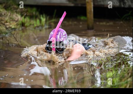 Dimanche 27 août 2023, Llanwrtyd Wells, Mid Wales les Championnats du monde annuels de snorkelling à Llanwrtyd Wells dans le Mid Wales, qui voit les participants essayer de fixer le meilleur temps le long de la tourbière Waen Rhydd à la périphérie de la ville. Banque D'Images