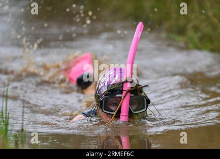 Dimanche 27 août 2023, Llanwrtyd Wells, Mid Wales les Championnats du monde annuels de snorkelling à Llanwrtyd Wells dans le Mid Wales, qui voit les participants essayer de fixer le meilleur temps le long de la tourbière Waen Rhydd à la périphérie de la ville. Banque D'Images