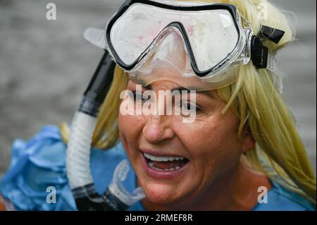 Dimanche 27 août 2023, Llanwrtyd Wells, Mid Wales les Championnats du monde annuels de snorkelling à Llanwrtyd Wells dans le Mid Wales, qui voit les participants essayer de fixer le meilleur temps le long de la tourbière Waen Rhydd à la périphérie de la ville. Banque D'Images