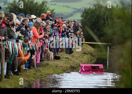 Dimanche 27 août 2023, Llanwrtyd Wells, Mid Wales les Championnats du monde annuels de snorkelling à Llanwrtyd Wells dans le Mid Wales, qui voit les participants essayer de fixer le meilleur temps le long de la tourbière Waen Rhydd à la périphérie de la ville. Banque D'Images