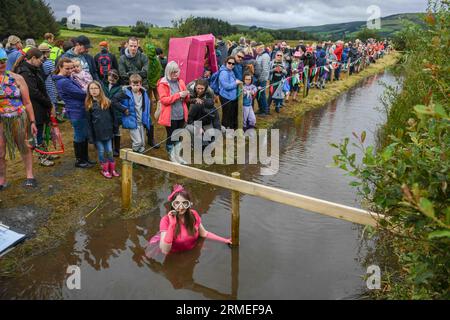 Dimanche 27 août 2023, Llanwrtyd Wells, Mid Wales les Championnats du monde annuels de snorkelling à Llanwrtyd Wells dans le Mid Wales, qui voit les participants essayer de fixer le meilleur temps le long de la tourbière Waen Rhydd à la périphérie de la ville. Banque D'Images