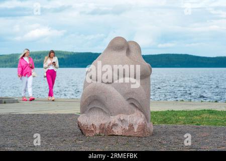 Petrozavodsk, Russie - 30 juillet 2023 : objet d'art moderne, sculpture embrasse sur le remblai Banque D'Images