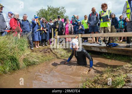 Dimanche 27 août 2023, Llanwrtyd Wells, Mid Wales les Championnats du monde annuels de snorkelling à Llanwrtyd Wells dans le Mid Wales, qui voit les participants essayer de fixer le meilleur temps le long de la tourbière Waen Rhydd à la périphérie de la ville. Banque D'Images