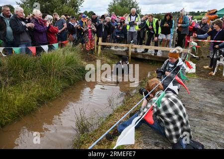 Dimanche 27 août 2023, Llanwrtyd Wells, Mid Wales les Championnats du monde annuels de snorkelling à Llanwrtyd Wells dans le Mid Wales, qui voit les participants essayer de fixer le meilleur temps le long de la tourbière Waen Rhydd à la périphérie de la ville. Banque D'Images