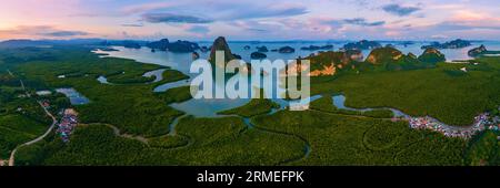 Sametnangshe, vue sur les montagnes dans la baie de Phangnga avec la forêt de mangrove dans la mer d'Andaman avec le ciel crépusculaire du soir, destination de voyage à Phangnga, Thaïlande Banque D'Images