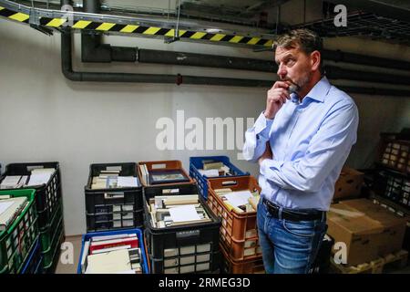 Brno, République tchèque. 28 août 2023. Près d'une tonne de livres de la bibliothèque personnelle de l'écrivain Milan Kundera ont été apportés à la Bibliothèque morave (MZK) de l'appartement parisien de Kundera au cours du week-end. Sur cette photo prise le 28 août 2023, le directeur de la bibliothèque Tomas Kubicek s’adresse à des journalistes. Crédit : Monika Hlavacova/CTK photo/Alamy Live News Banque D'Images