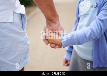 Berlin, Allemagne. 27 août 2023. Un père tient la main de sa fille. Crédit : Annette Riedl/dpa/Alamy Live News Banque D'Images