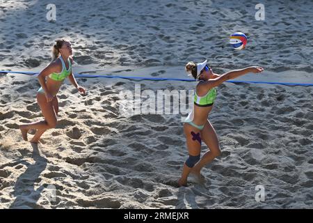 L-R Zuzana Reginova et Kristina Harmanova (SVK) en action lors du tournoi Brno Beach Pro 2023, qui fait partie de la série mondiale Beach Pro Tour, sur A Banque D'Images