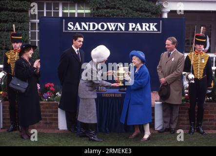 La Reine mère reçoit la coupe d'or de la Royal Artillery à l'hippodrome de Sandown Park le 26 mars 1996 photo par les Archives Henshaw Banque D'Images