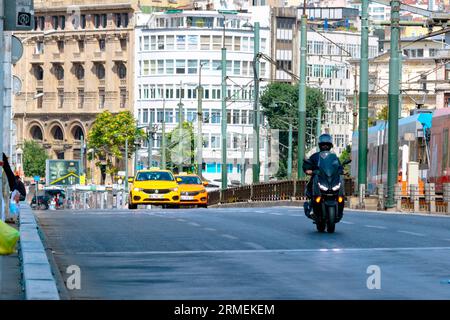 Deux taxis jaunes sur le pont Galata à Istanbul. Voitures de taxi d'Istanbul. Istanbul Turkiye - 9.6.2021 Banque D'Images