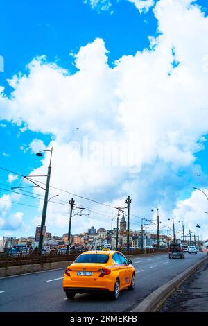 Taxis jaunes d'Istanbul photo de fond. Un taxi dans la circulation, à travers le pont de Galata dans la journée. Istanbul Turkiye - 4.9.2021 Banque D'Images