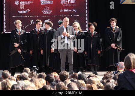 Le premier maire de Hambourg Peter Tschentscher a accueilli plus de 4000 fans habillés de Harry Potter à l'événement Back to Poudlarts le 26 août 2023 à Banque D'Images