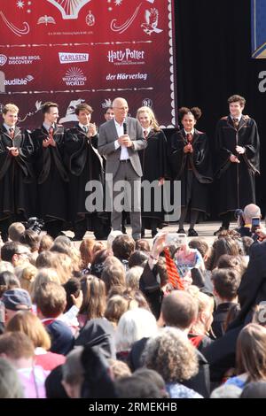 Le premier maire de Hambourg Peter Tschentscher a accueilli plus de 4000 fans habillés de Harry Potter à l'événement Back to Poudlarts le 26 août 2023 à Banque D'Images