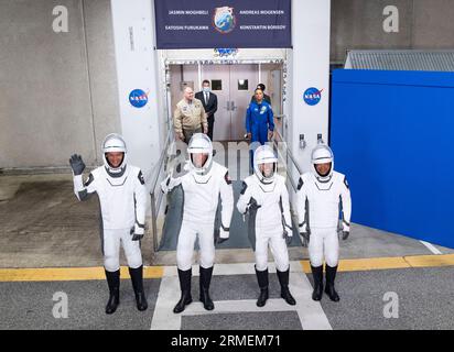 Le cosmonaute Roscosmos Konstantin Borisov, à gauche, l'astronaute de l'ESA (Agence spatiale européenne) Andreas Mogensen, deuxième à partir de la gauche, l'astronaute de la NASA Jasmin Moghbeli, deuxième à partir de la droite, et l'astronaute de l'Agence japonaise d'exploration aérospatiale (JAXA) Satoshi Furukawa, à droite, portant des suites spatiales SpaceX, sont vus alors qu’ils se préparent à quitter le bâtiment Neil A. Armstrong Operations and Checkout pour le complexe de lancement 39a pour embarquer à bord du vaisseau spatial SpaceX Dragon pour le lancement de la mission Crew-7, samedi 26 août 2023, au Centre spatial NASAs Kennedy en Floride. NASAs la mission SpaceX Crew-7 est la septième mission de rotation d'équipage de TH Banque D'Images