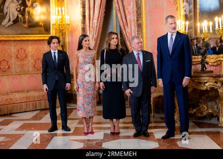 Madrid, Espagne. 19 juin 2023. Leurs Majestés le Roi Abdullah II et la Reine Rania Al Abdullah avec leurs Majestés le Roi Felipe VI et la Reine Letizia et son Altesse Royale le Prince Hashem au Palais Royal de Madrid, le 19 juin 2023, photos à l'occasion de la Reine Rania Al Abdullah célébrant son anniversaire jeudi, 31 août 2023 crédit : Royal Hashemite court/Albert Nieboer/Netherlands OUT/point de vue OUT/dpa/Alamy Live News Banque D'Images