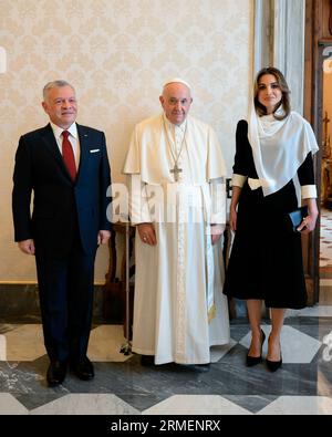 Leurs Majestés le Roi Abdullah II et la Reine Rania Al Abdullah lors d’une rencontre avec sa Sainteté le Pape François au Vatican, le 10 novembre 2022, photos à l’occasion de la célébration de son anniversaire par la Reine Rania Al Abdullah le jeudi 31 août 2023 photo: Royal Hashemite court / Albert Nieboer / pays-Bas OUT / point de vue OUT Banque D'Images