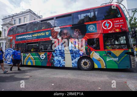 Notting Hill Londres Royaume-Uni. 28 août 2023 . Le bus Windrush 75 célèbre les vétérans Windrush arrivés au Royaume-Uni en 1948. Le Carnaval de Notting Hill est le plus grand festival de rue d'Europe, qui célèbre la culture caribéenne, devrait attirer plus de 1 millions de fêtards le lundi jour férié .Credit amer ghazzal / Alamy Live News Banque D'Images