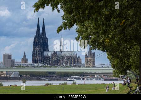 Cathédrale de Cologne dominant la ville Banque D'Images