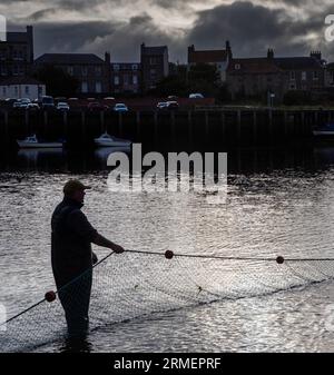 Pêcheurs traditionnels de saumon pêchant à l'embouchure de la rivière Tweed, Berwick upon Tweed, Northumberland, Angleterre, Royaume-Uni Banque D'Images