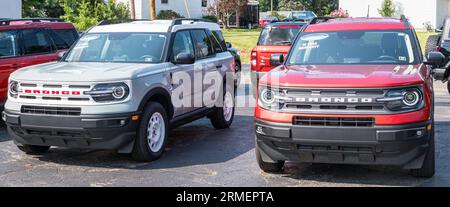 Deux vus Ford Bronco neufs à vendre chez un concessionnaire à Warren, Pennsylvanie, États-Unis Banque D'Images