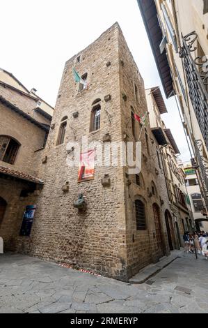 Un petit buste sur le mur est celui de Florence-né Dante Alighieri, un poète surtout connu pour la Divine Comédie, un poème épique qui est l'un des plus du monde Banque D'Images