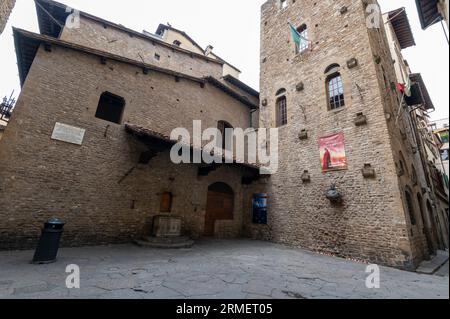 Un petit buste sur le mur est celui de Florence-né Dante Alighieri, un poète surtout connu pour la Divine Comédie, un poème épique qui est l'un des plus du monde Banque D'Images