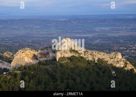 Lever de soleil dans les Alpilles (Provence, France) par une journée partiellement nuageuse au printemps Banque D'Images