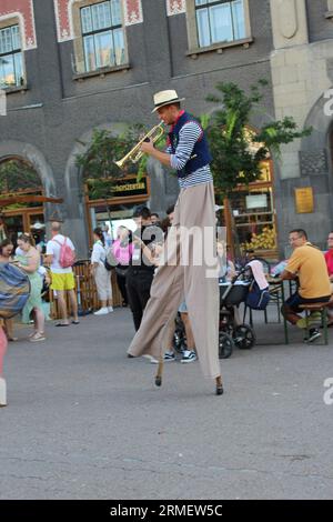 Marcheurs sur pilotis au festival Interetno Banque D'Images