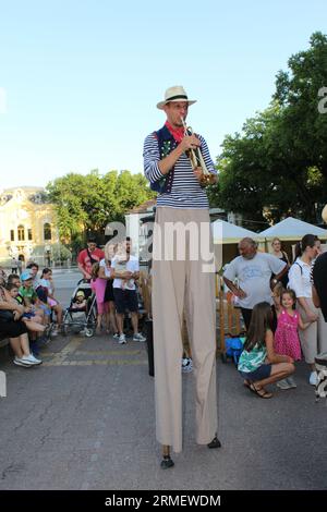 Marcheurs sur pilotis au festival Interetno Banque D'Images