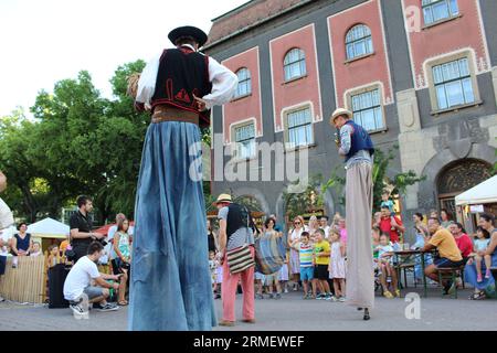 Marcheurs sur pilotis au festival Interetno Banque D'Images