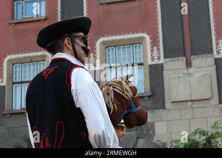 Marcheurs sur pilotis au festival Interetno Banque D'Images