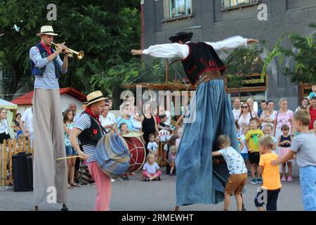 Marcheurs sur pilotis au festival Interetno Banque D'Images