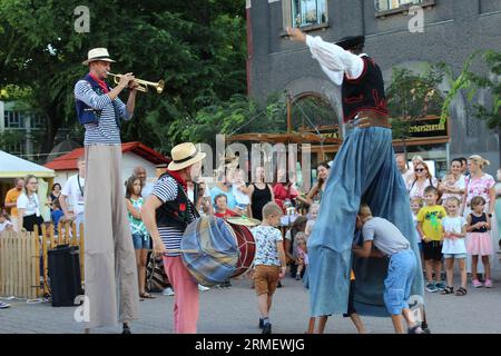 Marcheurs sur pilotis au festival Interetno Banque D'Images