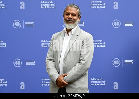 Édimbourg, Écosse, Royaume-Uni. 28 août 2023. Festival international du livre d'Édimbourg 40e anniversaire : auteur sri lankais et lauréat du prix Booker 2022 avec son livre les sept Lunes de Maali Almeida, Shehan Karunatilaka au photocall officiel le dernier jour du festival. Crédit : Craig Brown/Alamy Live News Banque D'Images