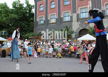 Marcheurs sur pilotis au festival Interetno Banque D'Images