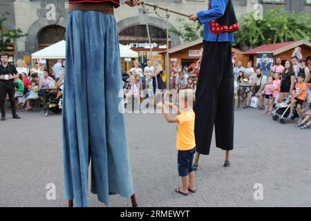 Marcheurs sur pilotis au festival Interetno Banque D'Images