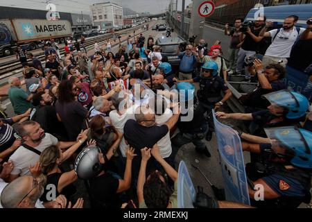 Naples, Italie. 28 août 2023. Naples. Manifestation de protestation pour la suspension du revenu de base recherché par le gouvernement Meloni, bloquant l'entrée de l'autoroute Credit : Independent photo Agency/Alamy Live News Banque D'Images