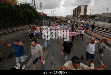 Naples, Italie. 28 août 2023. Naples. Manifestation de protestation pour la suspension du revenu de base recherché par le gouvernement Meloni, bloquant l'entrée de l'autoroute Credit : Independent photo Agency/Alamy Live News Banque D'Images