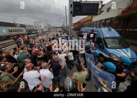 Naples, Italie. 28 août 2023. Naples. Manifestation de protestation pour la suspension du revenu de base recherché par le gouvernement Meloni, bloquant l'entrée de l'autoroute Credit : Independent photo Agency/Alamy Live News Banque D'Images