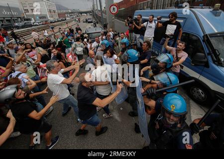 Naples, Italie. 28 août 2023. Naples. Manifestation de protestation pour la suspension du revenu de base recherché par le gouvernement Meloni, bloquant l'entrée de l'autoroute Credit : Independent photo Agency/Alamy Live News Banque D'Images