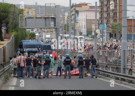 Naples, Italie. 28 août 2023. Naples. Manifestation de protestation pour la suspension du revenu de base recherché par le gouvernement Meloni, bloquant l'entrée de l'autoroute Credit : Independent photo Agency/Alamy Live News Banque D'Images