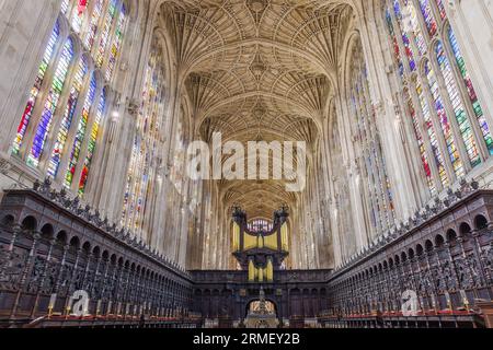 Cambridge, Royaume-Uni-22 mai 2023 : vue du chœur de l'intérieur de la chapelle du King's College, avec l'orgue, à l'Université de Cambridge, Angleterre. Avec le gre Banque D'Images