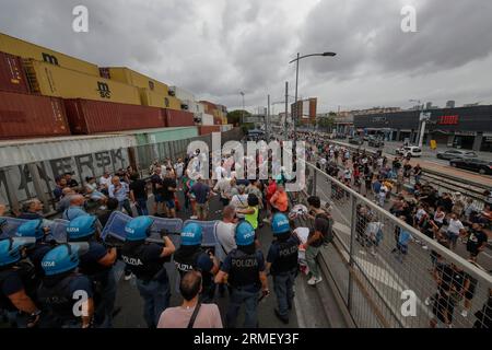 Naples, Italie. 28 août 2023. Naples. Manifestation de protestation pour la suspension du revenu de base recherché par le gouvernement Meloni, bloquant l'entrée de l'autoroute Credit : Independent photo Agency/Alamy Live News Banque D'Images